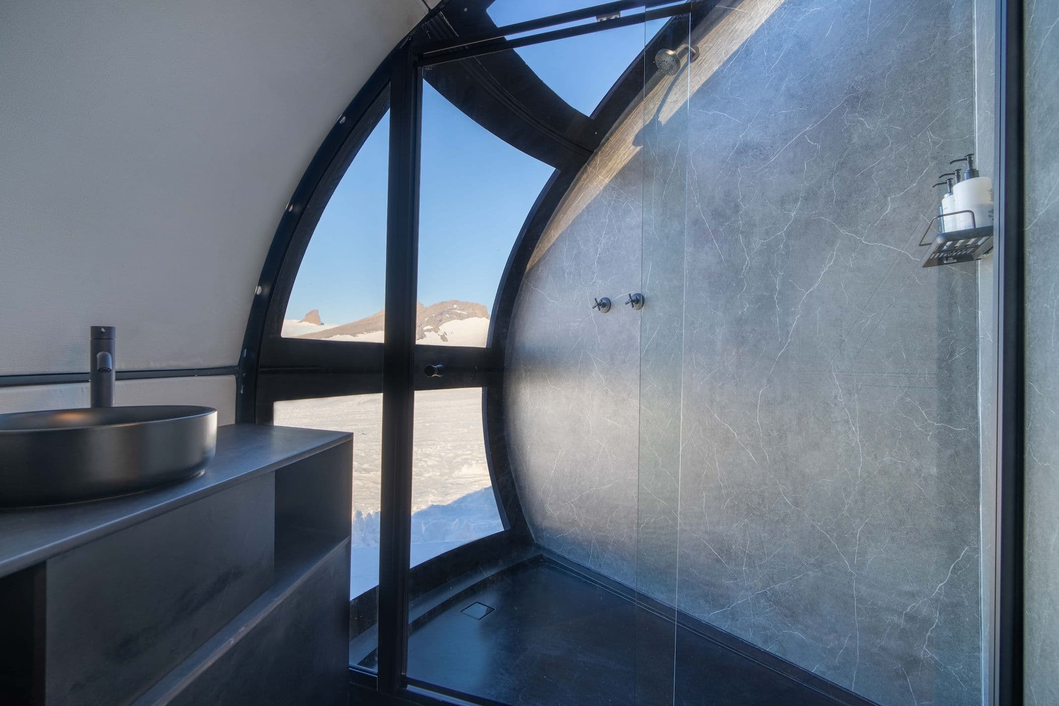Showers with floor-to-ceiling windows